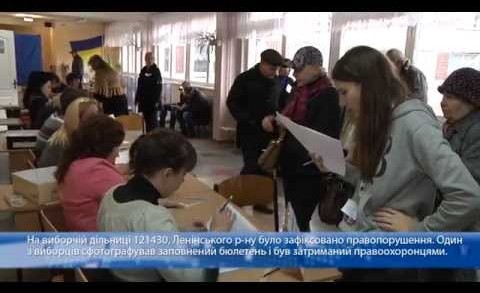 На декількох виборчих дільницях у Дніпропетровську зафіксовано фотографування бюлетенів